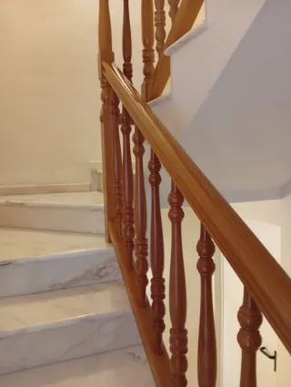 Barandilla de madera para escalera