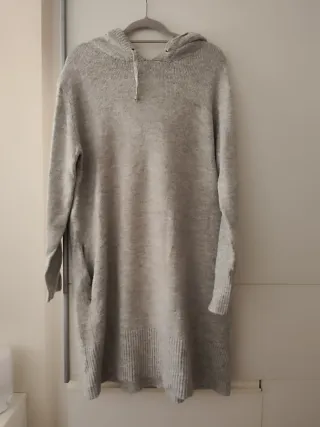 Vestido de lana gris con capucha