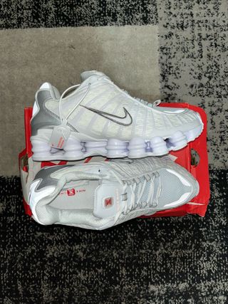 Zapatillas Nike Shox plateadas y blancas