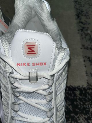 Zapatillas Nike Shox plateadas y blancas