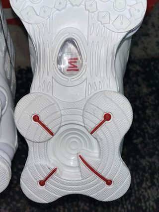 Zapatillas Nike Shox plateadas y blancas