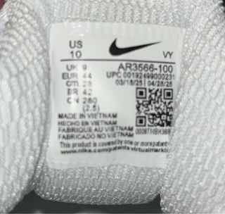 Zapatillas Nike Shox plateadas y blancas