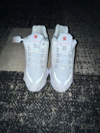 Zapatillas Nike Shox plateadas y blancas