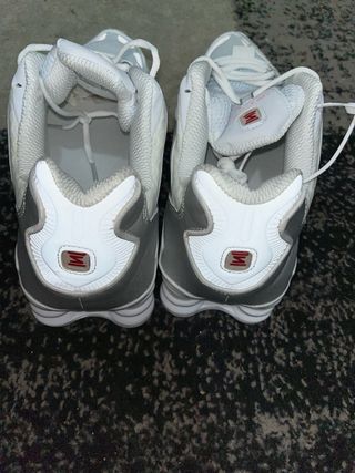 Zapatillas Nike Shox plateadas y blancas
