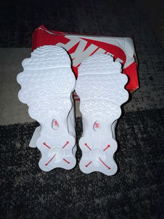 Zapatillas Nike Shox plateadas y blancas