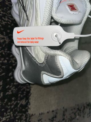 Zapatillas Nike Shox plateadas y blancas