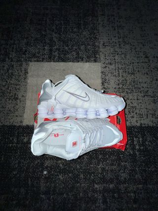 Zapatillas Nike Shox plateadas y blancas