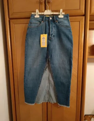 Falda vaquera midi con abertura