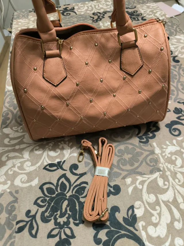 Bolso baúl rosa coral tachuelas