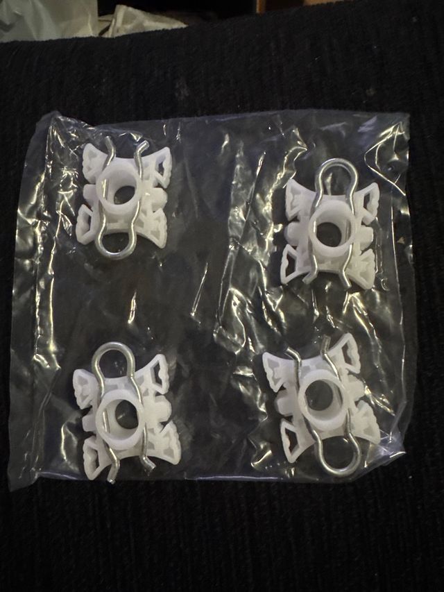 Grapas para ventanillas (4 unidades)