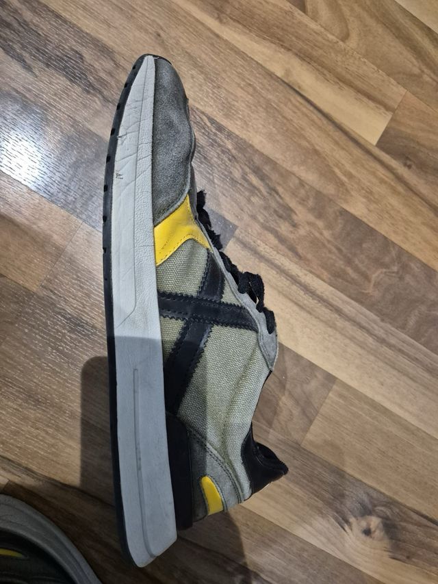 Zapatillas Munich grises y amarillas