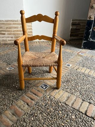 Seggiole in legno e vimini (2 unità)