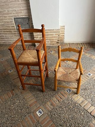 Seggiole in legno e vimini (2 unità)