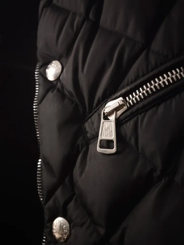Chaqueta Moncler Negra, plumón Ligero Motero