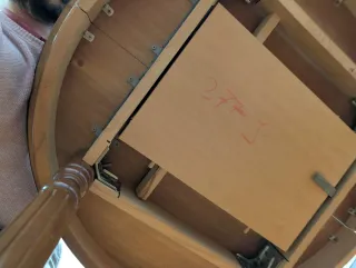 Mesa redonda de madera y cristal