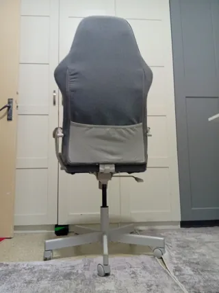 Silla de oficina gris con diseño acolchado