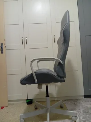 Silla de oficina gris con diseño acolchado