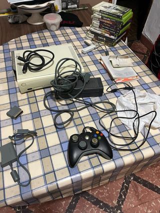 Xbox 360 con HDD, mando y 12 juegos