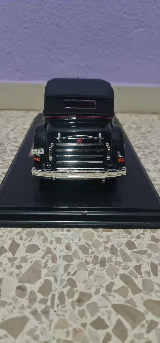 Carro em escala 1:18 Packard 1934