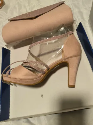 Zapatos de tacón y bolso rosa palo, una vez usado
