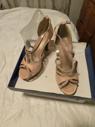 Zapatos de tacón y bolso rosa palo, una vez usado