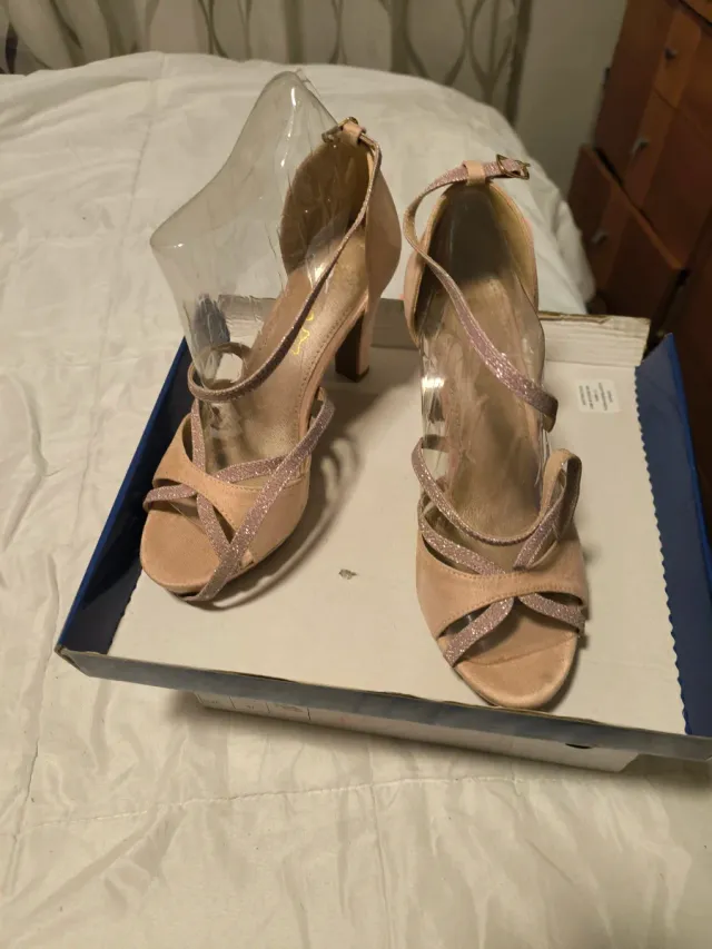 Zapatos de tacón y bolso rosa palo, una vez usado