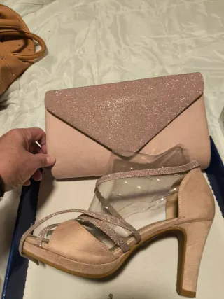 Zapatos de tacón y bolso rosa palo, una vez usado