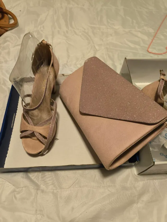 Zapatos de tacón y bolso rosa palo, una vez usado