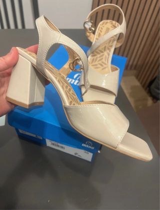 Sandalias Mustang Beige Tacon Ancho Talla 38