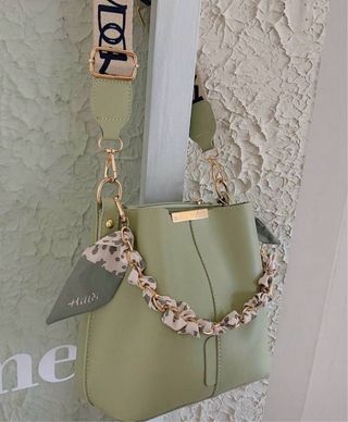 Bolso verde con cadena y pañuelo
