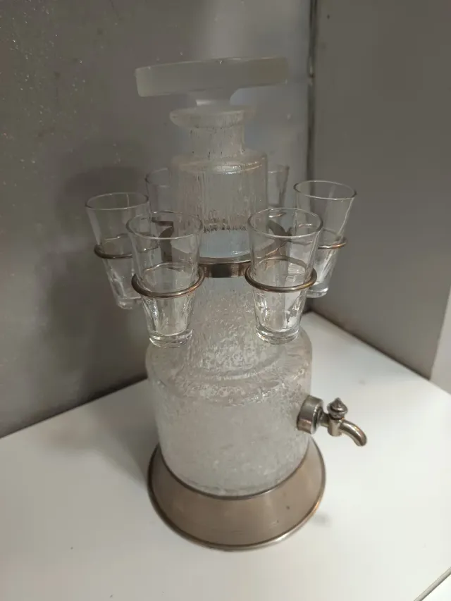 Antico distributore in vetro e metallo con 6 bicchierini