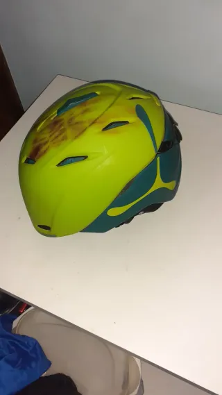 Casco de esquí verde y azul