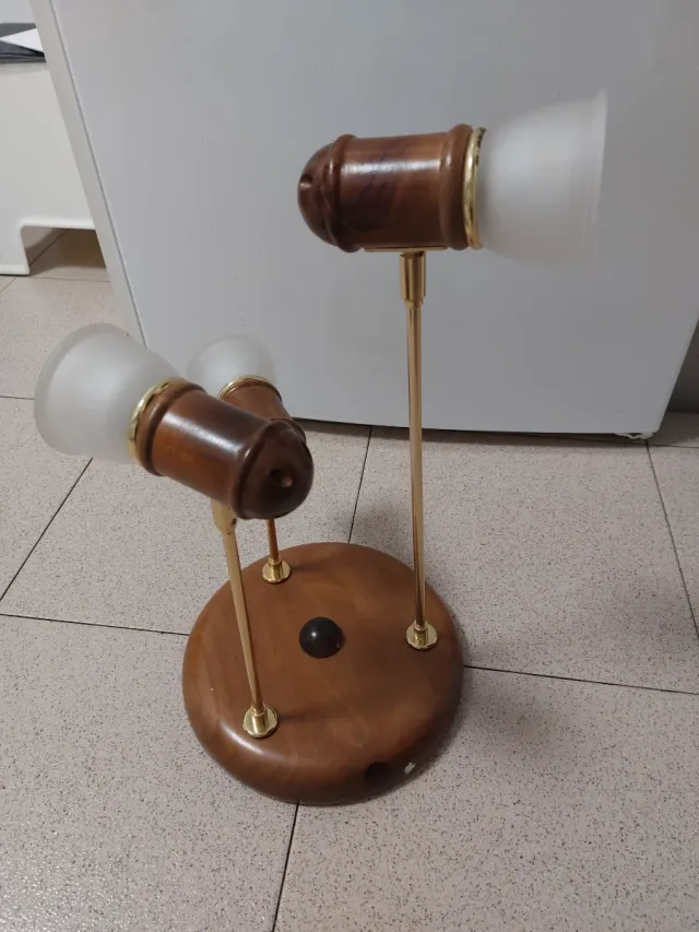 Lámpara de mesa madera y metal