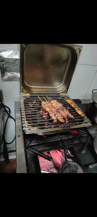 Barbacoa a gas con pietra vulcanica nera/argentata