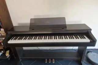 Yamaha 電子ピアノ Clavinova CLP-123 YAMAHA Clavinova CLP-123 Piano Digital de segunda mano por 150 EUR