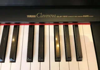 Yamaha 電子ピアノ Clavinova CLP-123 YAMAHA Clavinova CLP-123 Piano Digital de segunda mano por 150 EUR