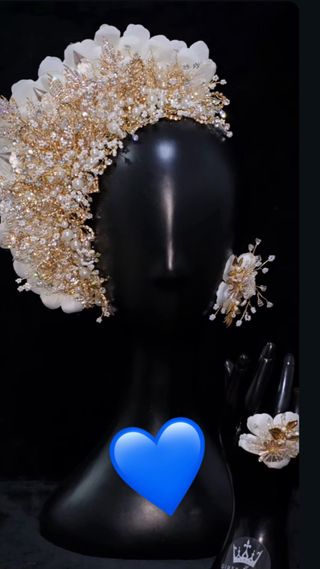 Precioso tocado de ajuntamiento dorado y blanco