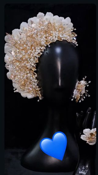 Precioso tocado de ajuntamiento dorado y blanco