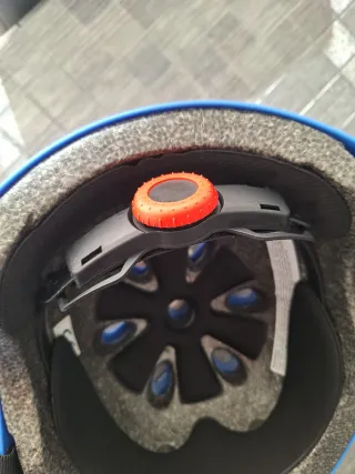 Casco infantil talla S, azul con cohetes y pl