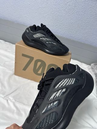 Adidas Yeezy 700
