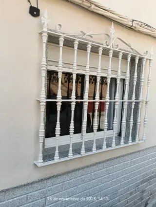 Reja de hierro blanca para ventana