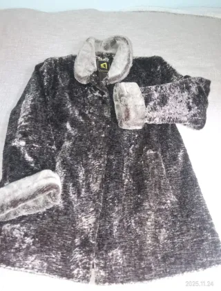 Abrigo marrón y gris