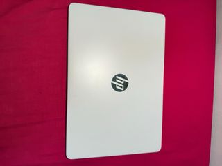 Ordenador portátil HP blanco y gris
