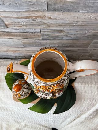 Jarrón antiguo cerámica figuras relieve