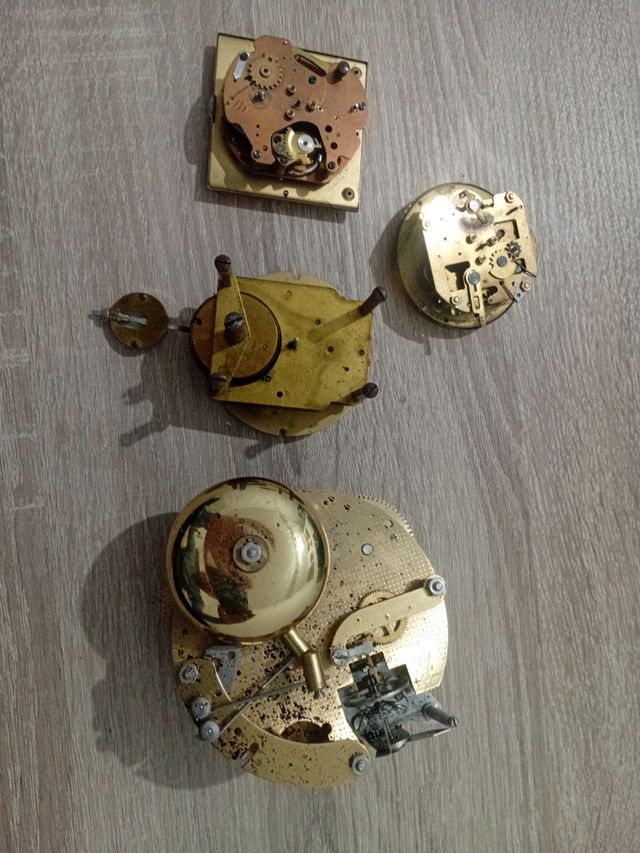 Macchine per orologi antichi per parti