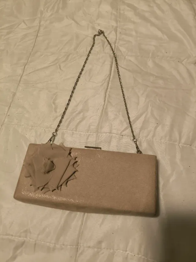 Bolso de fiesta beige con flor, piél de ante
