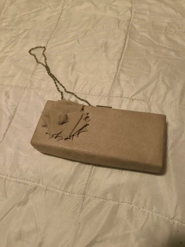 Bolso de fiesta beige con flor, piél de ante