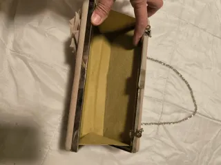 Bolso de fiesta beige con flor, piél de ante