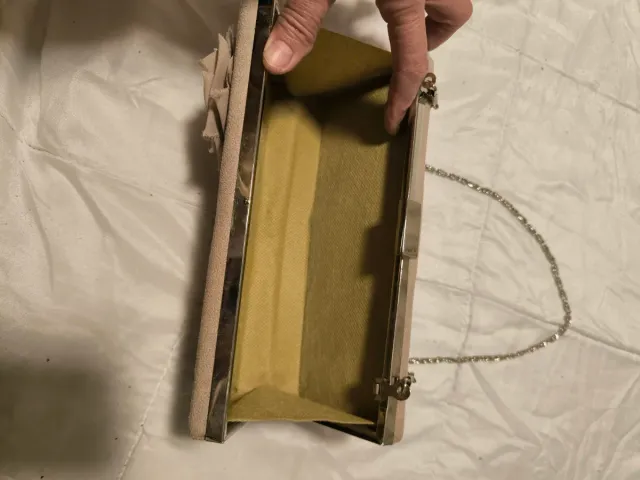 Bolso de fiesta beige con flor, piél de ante