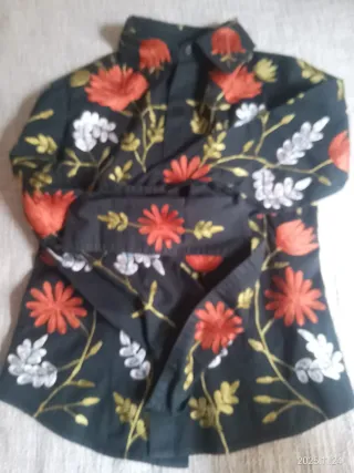Camisa negra bordada floral